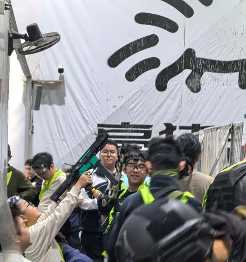 反恐精英中如何丢出立起的火焰？-第3张图片-百团游戏