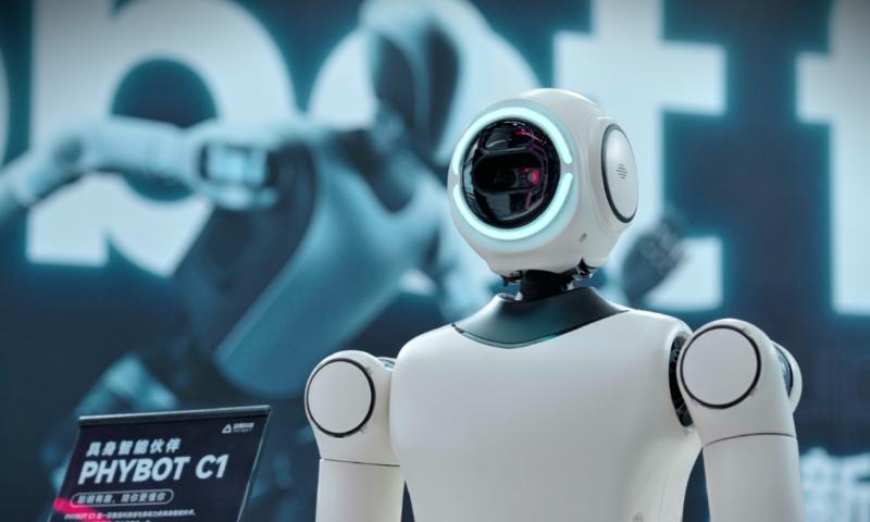 Robot for AI，动易科技携两款人形机器人及摆线关节模组系列产品亮相 WAIC 2025-第2张图片-百团游戏