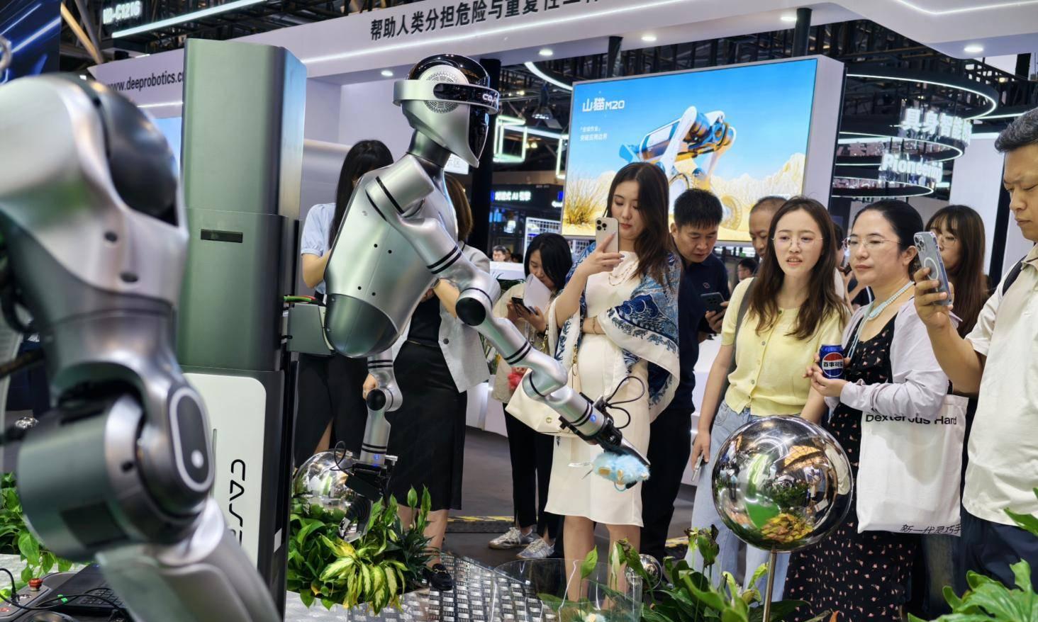 灵宝 CASBOT 亮相 WAIC 2025，双新品发布诠释「人机共生」愿景-第5张图片-百团游戏